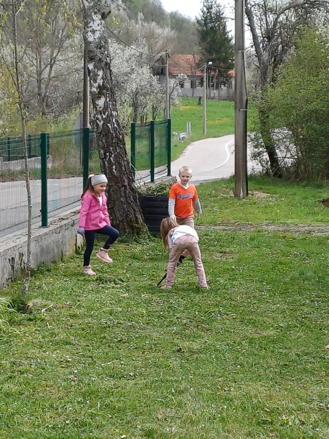 You are currently viewing Pomogli smo im napraviti Drvo dobrih djela na papiru