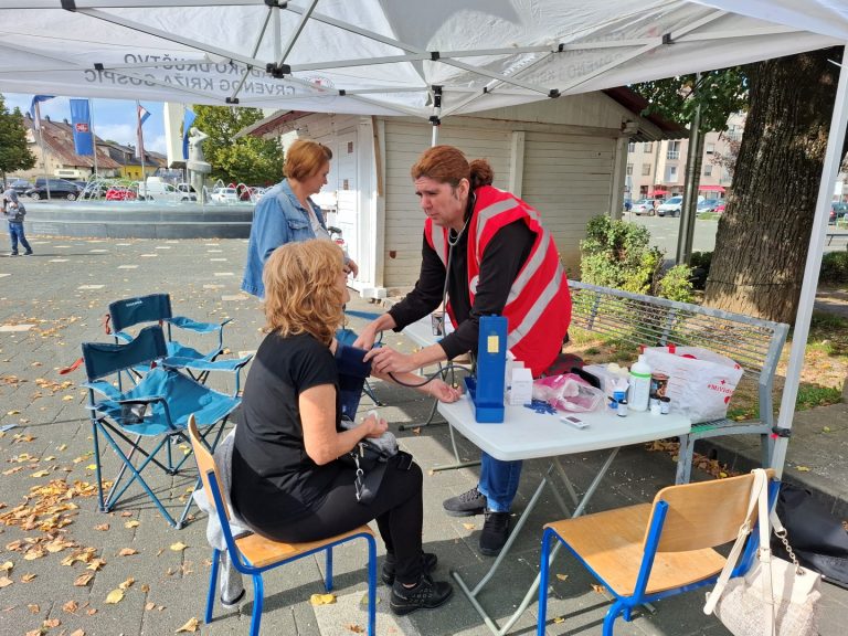 Read more about the article Odličan odaziv građana na današnjoj akciji mjerenja krvnog tlaka i razine šećera u krvi